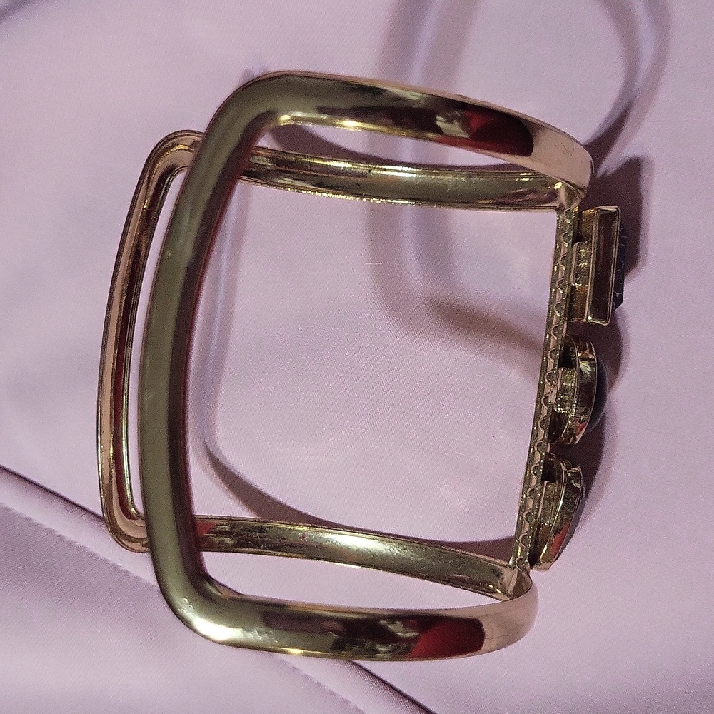 Gold Tone Braclet with black stone - Picture 4 of 5
